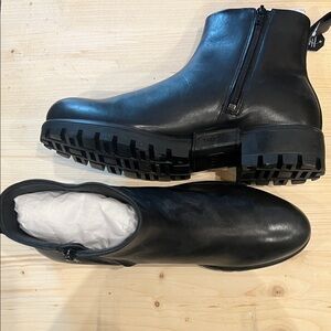ECCO Women boots. Size US 10-10.5 NWT